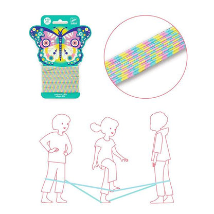 Présentation du jeu d'élastique Djeco avec un zoom sur la texture tricolore de la bande et un schéma illustrant trois enfants en train d'y jouer.