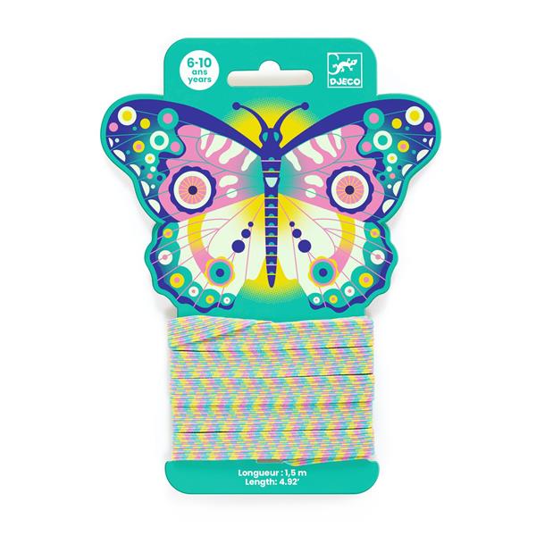 Jeu d'élastique à sauter de 1,5 mètre Djeco, présenté sur un emballage cartonné en forme de grand papillon coloré pour les enfants de 6 à 10 ans.