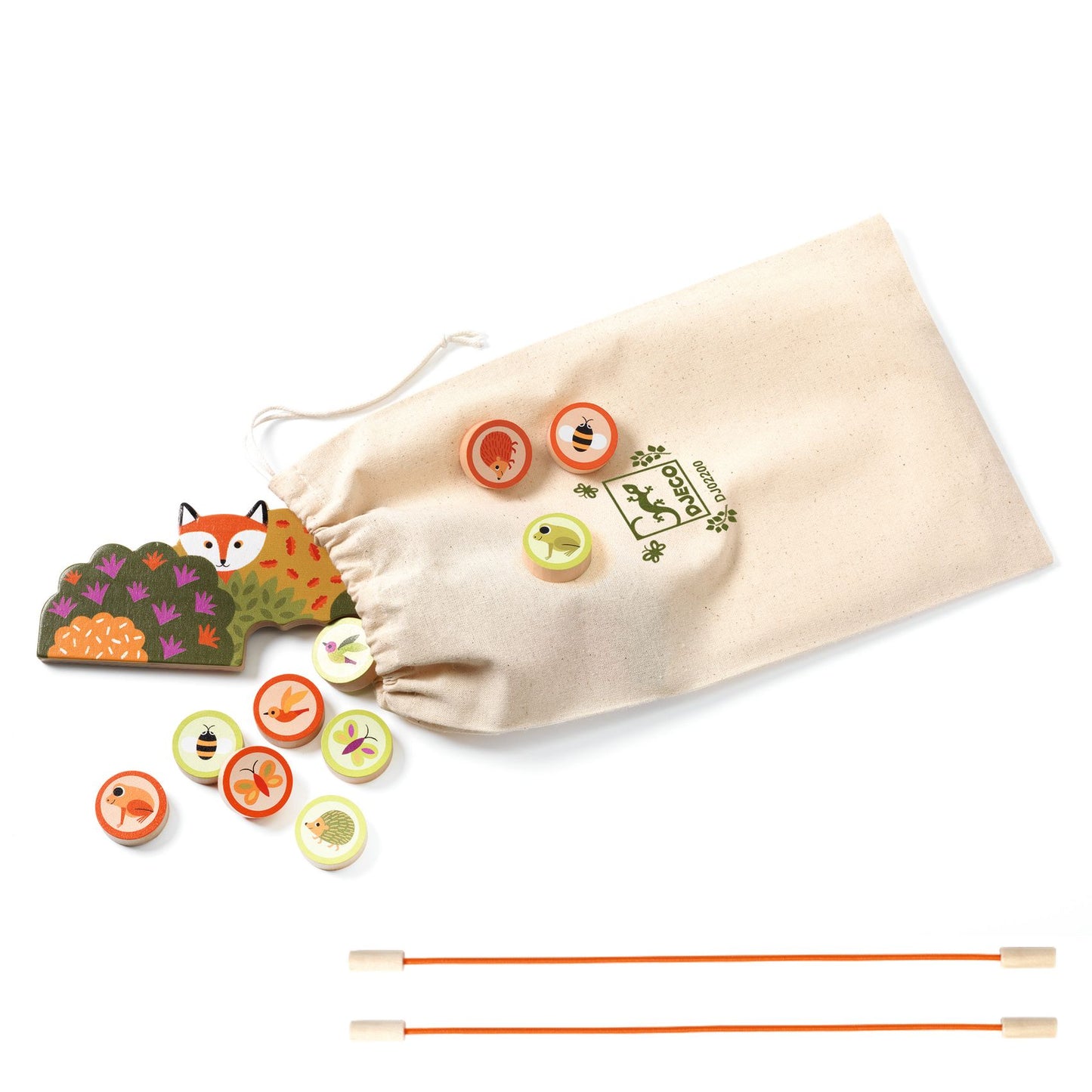Accessoires du jeu Pass Animo Djeco sortant de leur sac en tissu : palets en bois illustrés d'animaux, barrière renard et élastiques de propulseur.