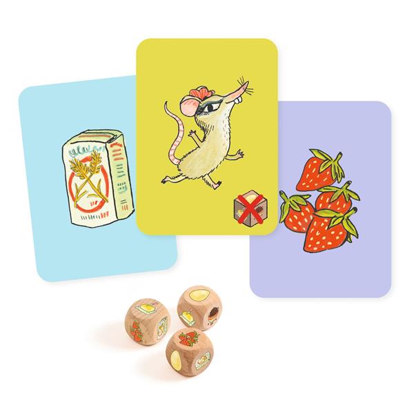 Cartes illustrées (sac de farine, souris portant une fleur, fraises) présentées au-dessus de trois dés en bois du jeu Sugar Cake de Djeco.