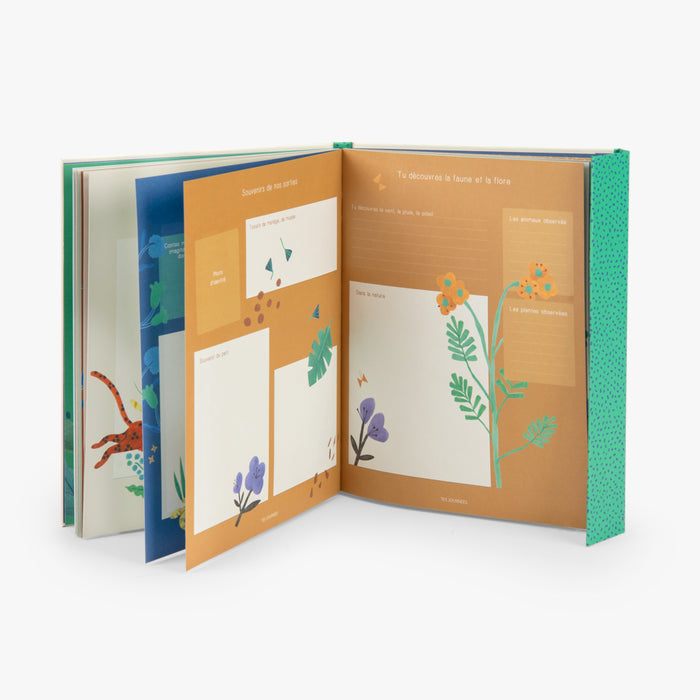 Vue intérieure ouverte du livre de naissance La Forêt Mawa de Moulin Roty, montrant des pages illustrées avec des emplacements pour photos et souvenirs.
