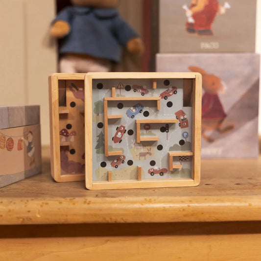 Deux mini-labyrinthes à billes en bois d'Egmont Toys posés sur une étagère, l'un sur le thème des voitures de course et l'autre sur le thème des lapins.
