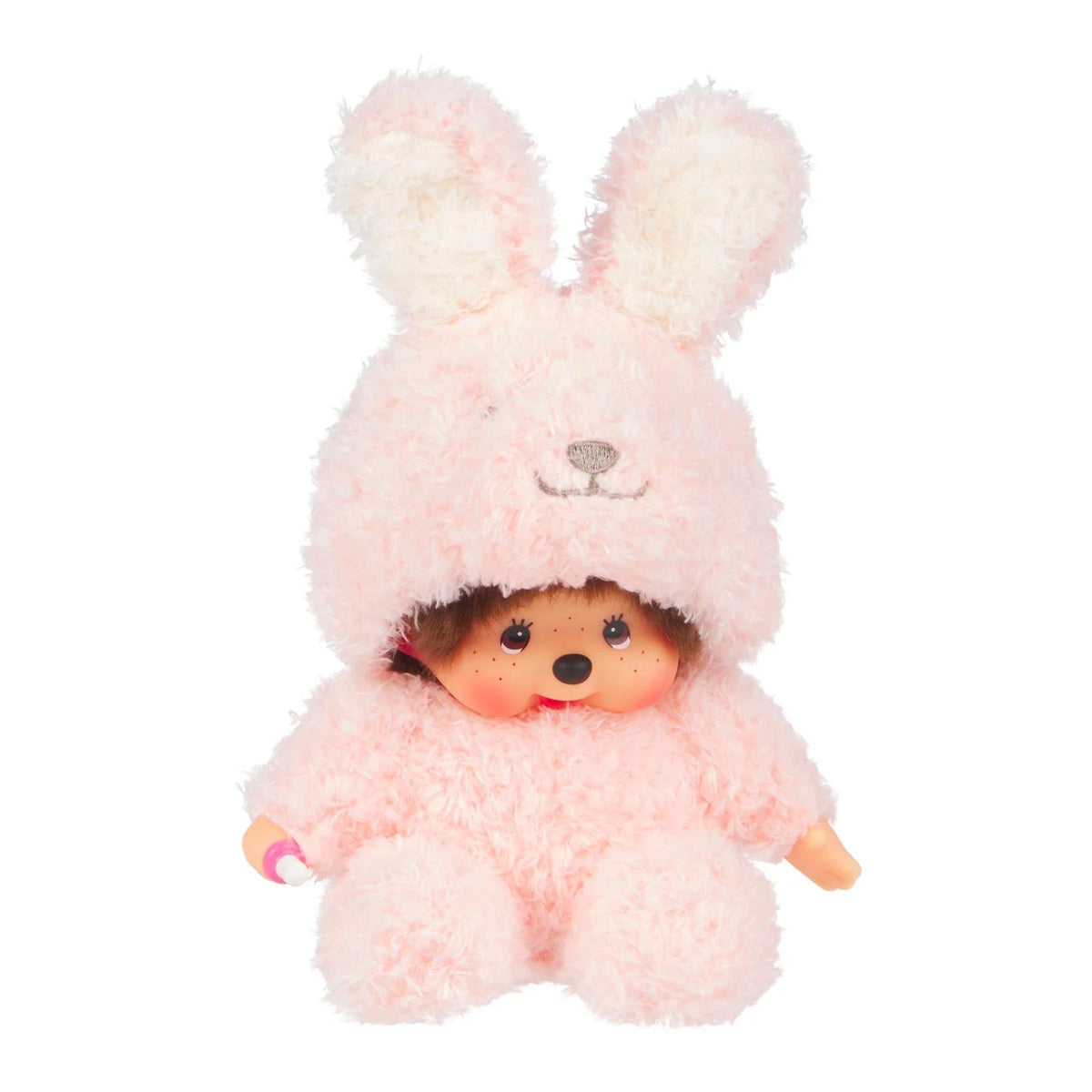 Peluche Monchhichi de Sekiguchi vêtue d'un pyjama combinaison tout doux rose à capuche oreilles de lapin.