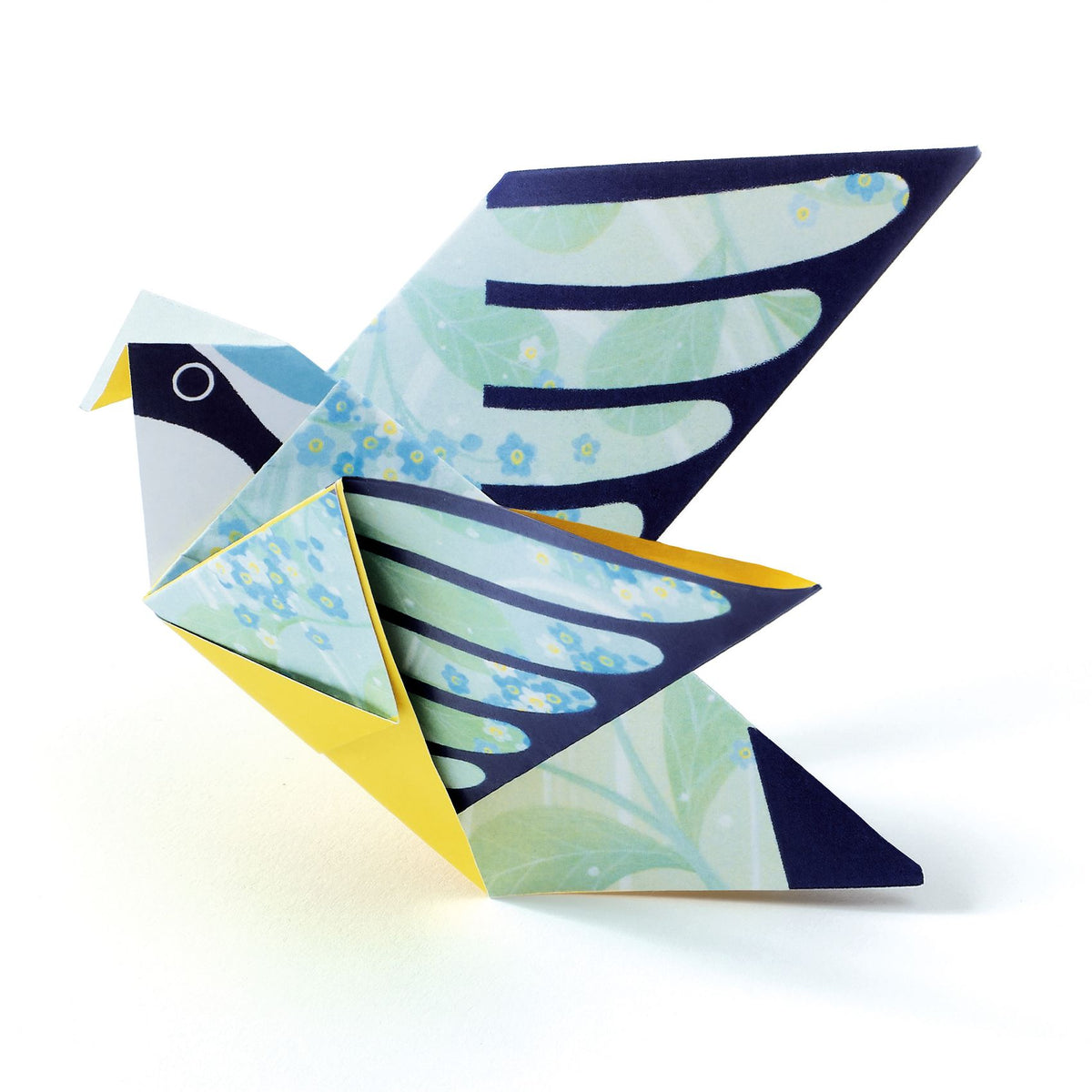Pliage en origami réalisé d'un oiseau aux motifs floraux bleus et jaunes du coffret Djeco.