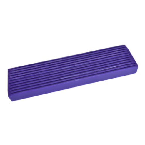 Bâton de pâte à modeler végétale couleur violette Corello strié sur fond blanc.