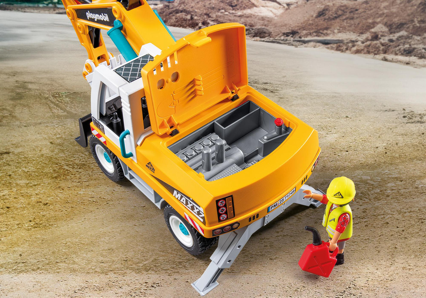 Vue arrière du véhicule de chantier Playmobil avec compartiment moteur ouvert et ouvrier remplissant le réservoir.