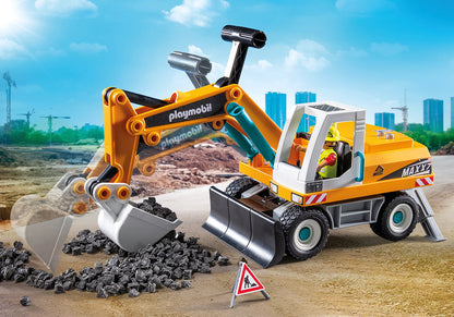 Pelleteuse mécanique jaune Playmobil City Action en action sur un chantier avec ouvrier de construction et panneau de signalisation.