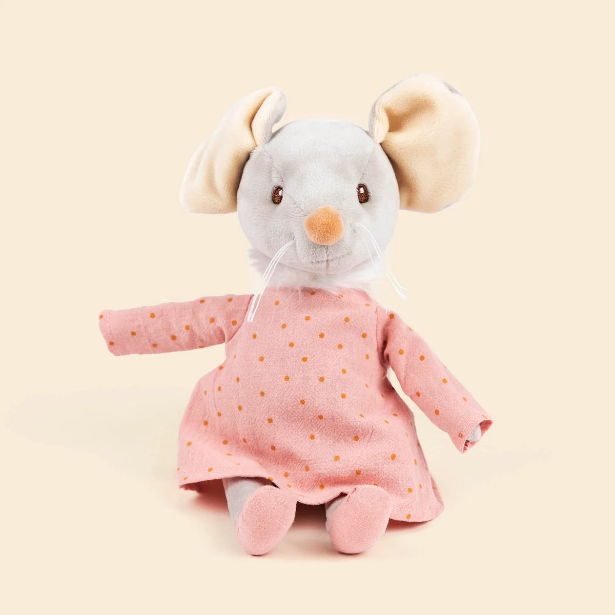 Peluche Agathe la souris de Egmont Toys, assise, portant une robe rose à petits pois orange et montrant ses grandes oreilles beiges.