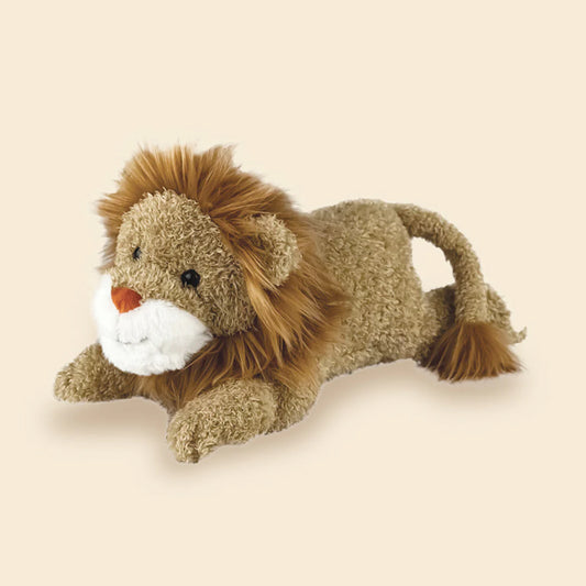 Peluche Charles le lion de Egmont Toys, représenté en position couchée avec une crinière douce et un museau blanc.