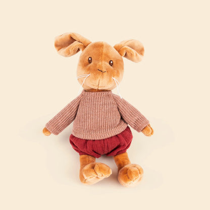 Peluche Lenny le lapin de Egmont Toys, assis, portant un pull en tricot vieux rose et une culotte bouffante rouge brique.