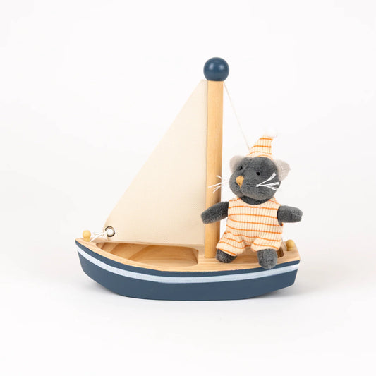 Voilier en bois bleu et naturel Egmont Toys transportant la petite peluche chat Malo en maillot à rayures.