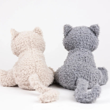 Les deux peluches de chats Egmont Toys vues de dos, montrant les détails de leur pelage bouclé et leurs longues queues souples.