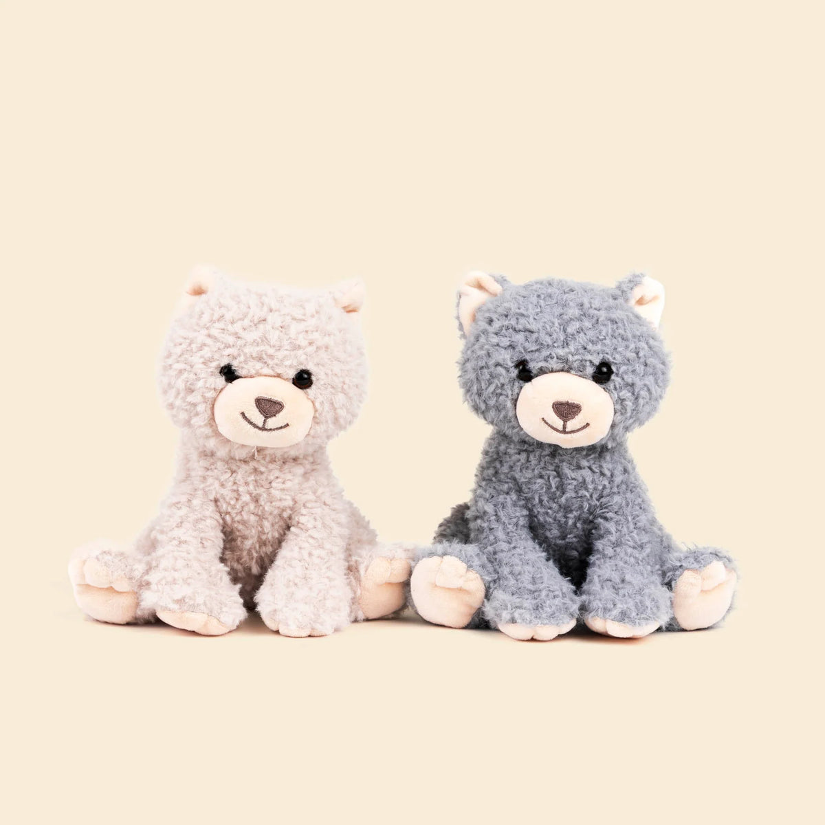 Le duo de peluches chats Romy de Egmont Toys, comprenant un petit chat beige et un chat gris assis côte à côte, avec un pelage bouclé très doux.