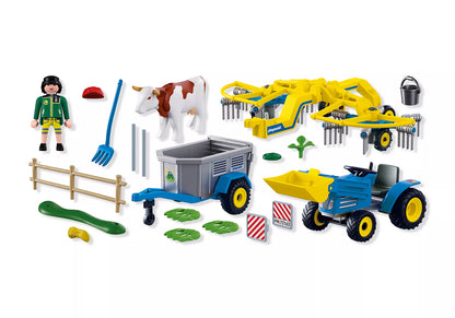 Contenu complet du coffret Playmobil Country 72163 incluant le tracteur bleu, l'andaineur à foin, la figurine de fermier, la vache et la remorque.