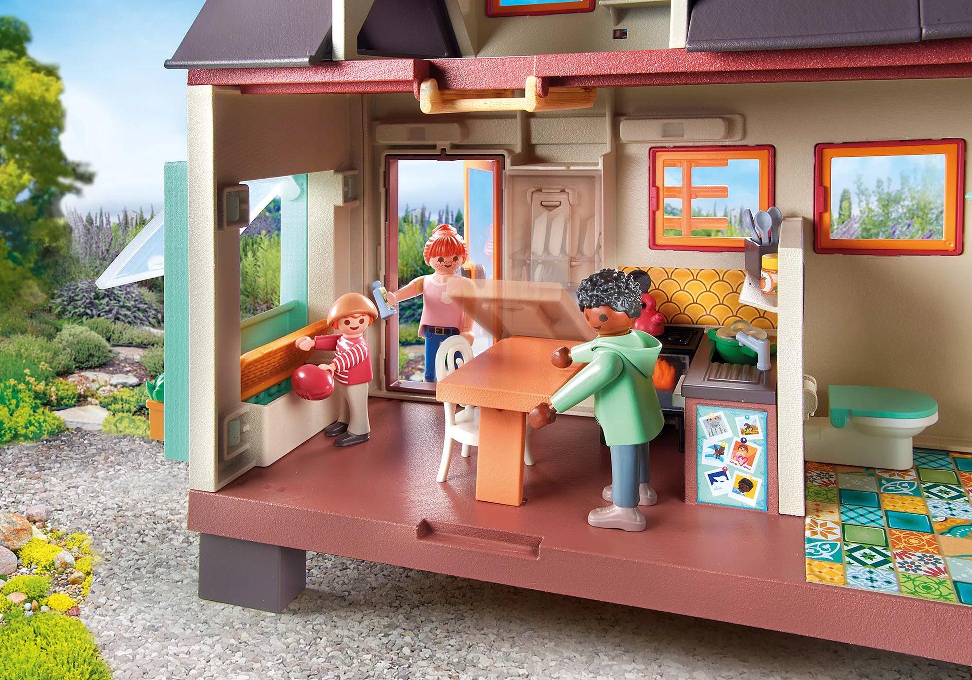 Vue intérieure de la Tiny House Playmobil avec cuisine aménagée, coin repas et salle de bain.