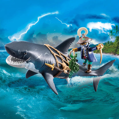 Pirate Playmobil chevauchant un requin géant équipé d'une selle et d'armes au-dessus des vagues.