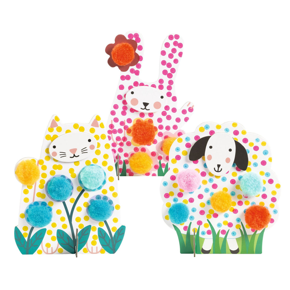 Trois figurines d'animaux terminées (chat, lapin et mouton) peintes avec des motifs à points et décorées de pompons colorés.