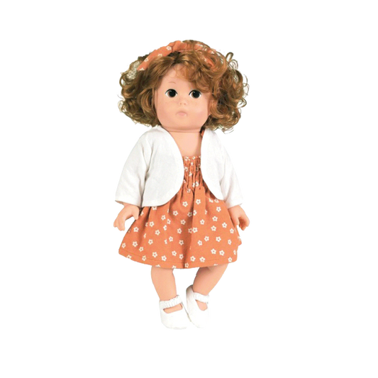 Poupée Emily Egmont Toys aux cheveux bouclés roux portant une robe orange à fleurs blanches et un gilet blanc.