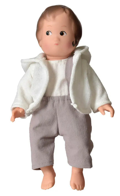 Poupée garçon Gabriel Egmont Toys coiffée de cheveux bruns, portant un pantalon à bretelles taupe et une veste blanche.
