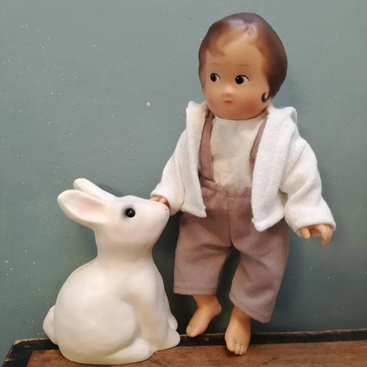 Poupée Gabriel Egmont Toys vêtue d'une salopette taupe et d'une veste blanche.