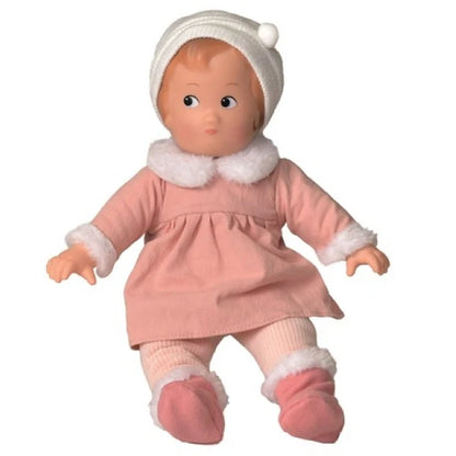 Poupée Juliette Egmont Toys portant une robe rose à col en fourrure blanche, des bottines et un bonnet blanc assorti.