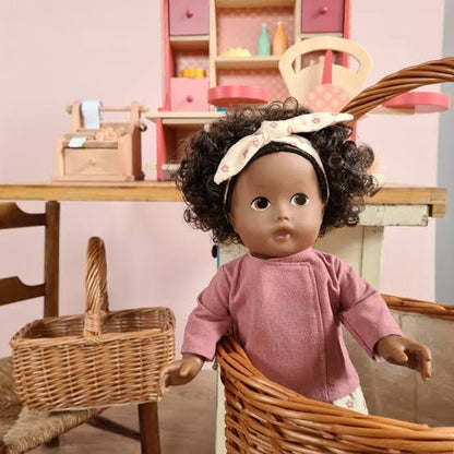Poupon en vinyle Naomi de la collection Les Petits Egmont Toys avec veste vieux rose et bandeau fleuri.