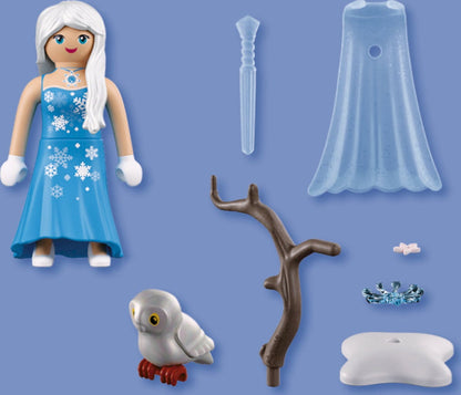 Vue d'ensemble des 8 pièces de l'ensemble Playmobil Princesse des neiges : figurine, cape transparente, scepter, chouette, branche, socle et accessoires.