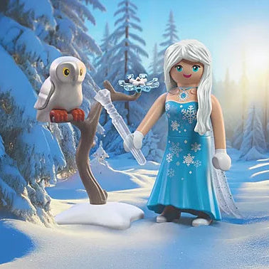 Figurine Playmobil Princesse des neiges en robe bleue avec spectre transparent, tenant un hibou blanc perché sur une branche enneigée.