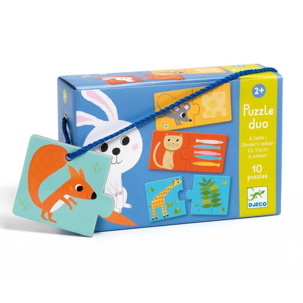 Boîte du jeu Puzzle duo À table ! de Djeco avec cordelette de transport et pièce d'écureuil suspendue.