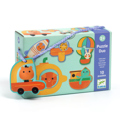 Boîte du jeu Puzzle duo Véhicules Djeco avec cordelette violette et pièce d'ourson en voiture suspendue.