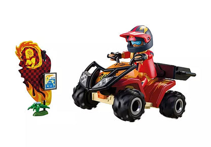 Pilot Playmobil casqué au volant d'un quad rouge et orange tout-terrain à côté d'un drapeau de course.