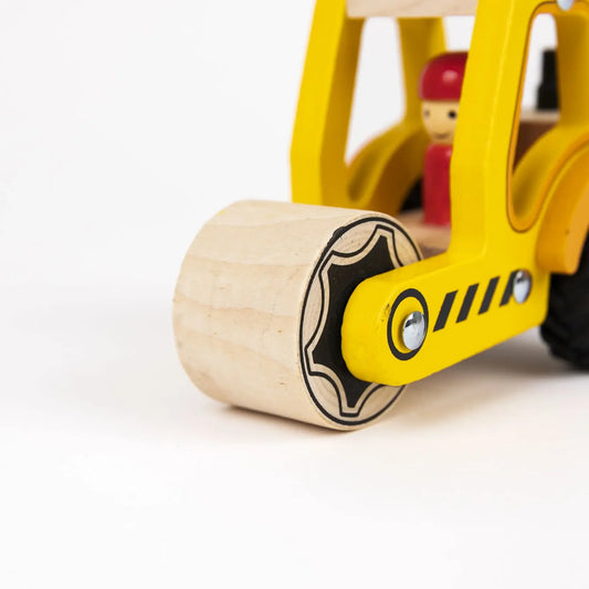 Gros plan sur le cylindre avant en bois clair du rouleau compresseur jouet Egmont Toys.