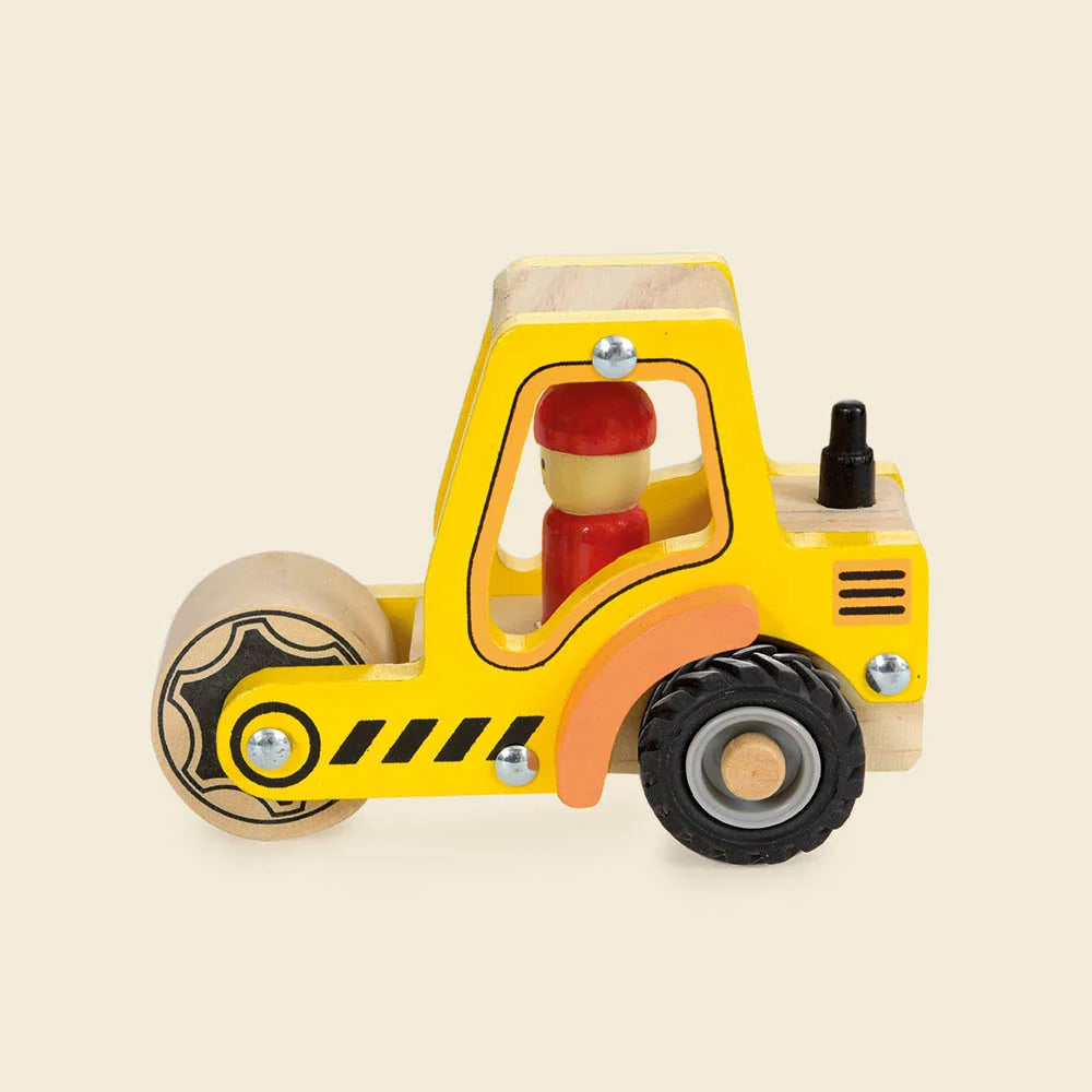 Camion rouleau compresseur en bois jaune Egmont Toys avec son conducteur à casquette rouge.
