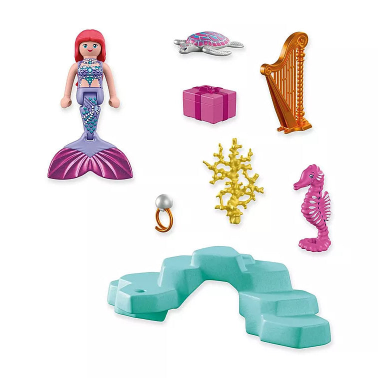 Ensemble des éléments du set Playmobil 72107 : sirène, harpe dorée, tortue marine, hippocampe rose, boîte-cadeau, bague et récif.