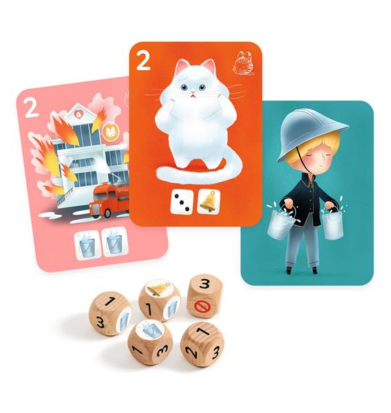 Cartes illustrées de pompiers, d'un chat blanc effrayé et d'un bâtiment en feu présentées à côté de cinq dés en bois du jeu SOS Mission de Djeco.