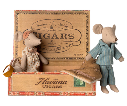 MOM AND DAD MICE IN CIGAR BOX