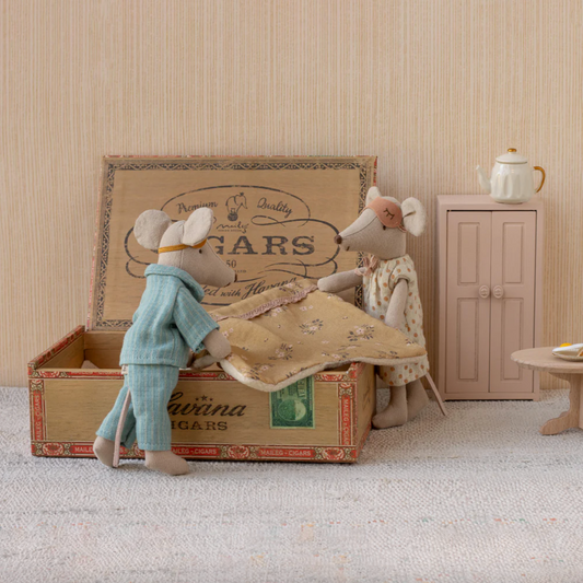 MOM AND DAD MICE IN CIGAR BOX