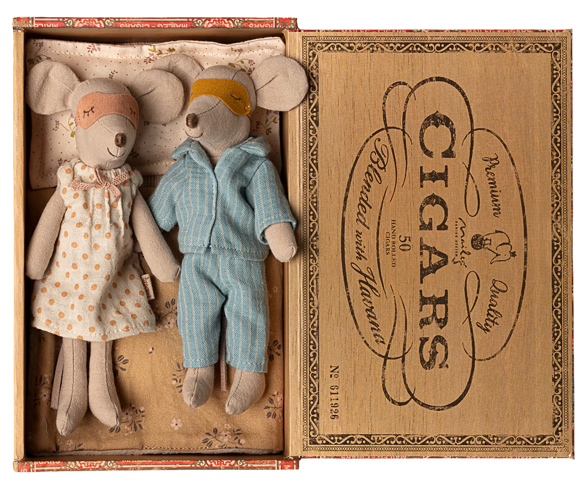 MOM AND DAD MICE IN CIGAR BOX