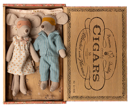 MOM AND DAD MICE IN CIGAR BOX