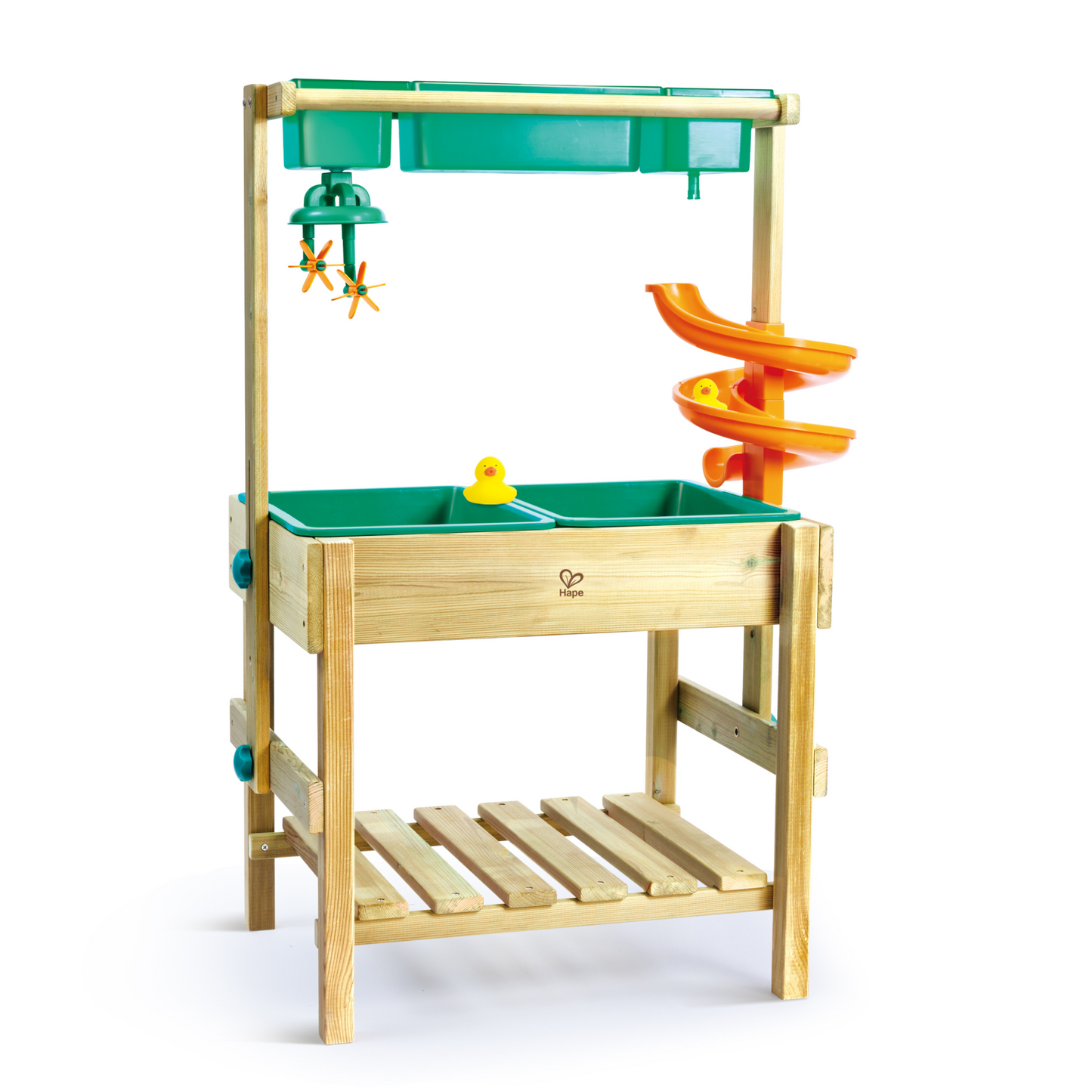 Table d'eau multifonctionnelle en bois Hape comprenant deux bacs verts en plastique, un système de douche supérieure avec roues à aubes, un toboggan orange en spirale et un petit canard jaune.