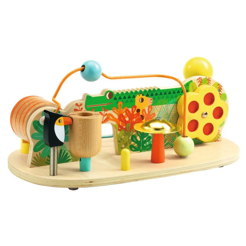 Table d'activités sonores et d'éveil en bois Djeco au thème de la jungle, comprenant un petit cymbalum, un toucan sur ressort, un boulier et un rouleau sonore.