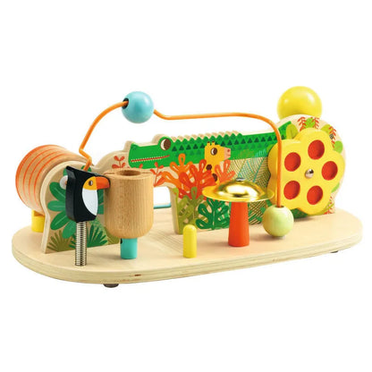 Table d'activités sonores et d'éveil en bois Djeco au thème de la jungle, comprenant un petit cymbalum, un toucan sur ressort, un boulier et un rouleau sonore.