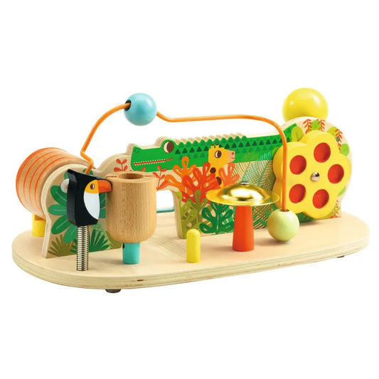 Table d'activités sonores et d'éveil en bois Djeco au thème de la jungle, comprenant un petit cymbalum, un toucan sur ressort, un boulier et un rouleau sonore.