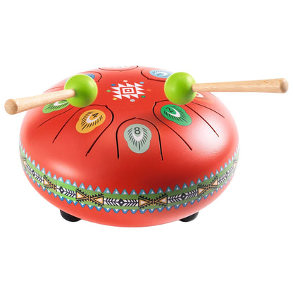 Tambour à languettes métallique rouge (tongue drum) Djeco décoré de motifs colorés et numérotés, avec ses deux baguettes en bois à embouts verts.