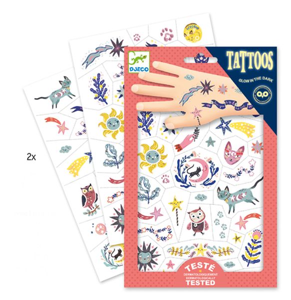 Contenu du paquet comprenant 2 planches complètes de tatouages temporaires phosphorescents testés dermatologiquement Djeco.