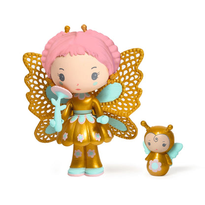 Figurines Hortense et Fly de la collection Tinyly par Djeco, représentant une fée dorée aux cheveux roses avec ailes ajourées tenue en main une fleur, accompagnée de son compagnon Fly.
