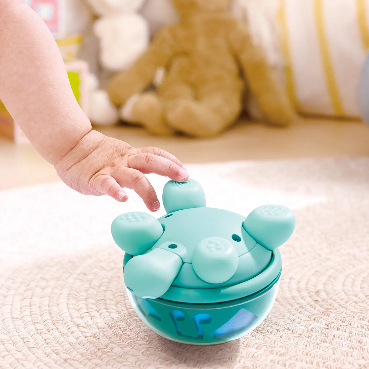 Vue du dessous de la tortue musicale Hape montrant ses patte de fixation et sa base culbuto.