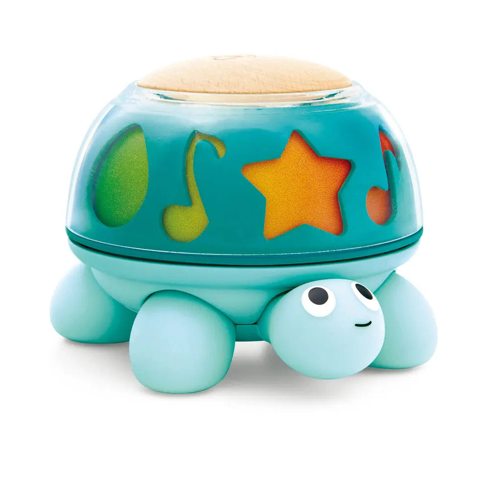 Jouet d'éveil musical en forme de tortue bleue Hape doté d'une carapace rotative transparente aux motifs de notes de musique et d'étoiles.