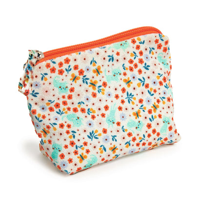 Trousse de rangement en tissu avec fermeture éclair à motifs floraux pour accessoires de poupée Djeco Pomea.