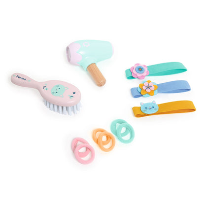Accessoires du kit de coiffure Pomea de Djeco comprenant une brosse en bois, un sèche-cheveux, des bandeaux et des élastiques colorés.
